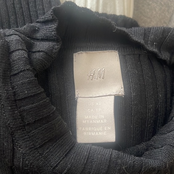 Two fitted H&M Sweaters - Picture 2 of 3